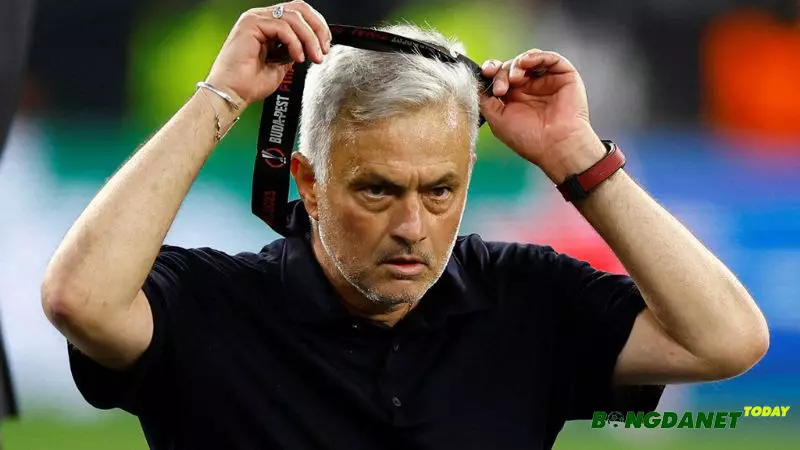 HLV Mourinho cay đắng sau trận thua nghiệt ngã